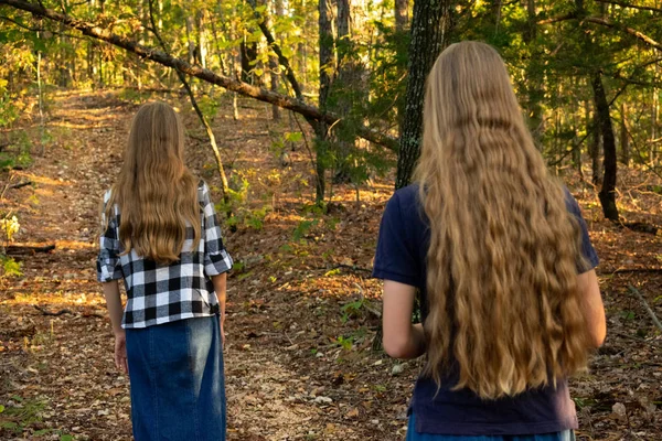Twee Meisjes Wandelen Het Bos Herfst — Stockfoto