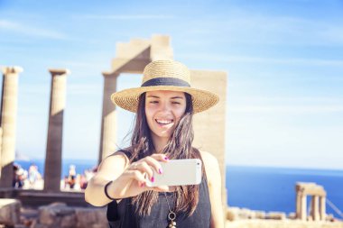 şapkalı güzel genç kadın selfie arka planını yapar.