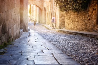 eski bir Avrupa şehrinde kömür topakları yakın çekim