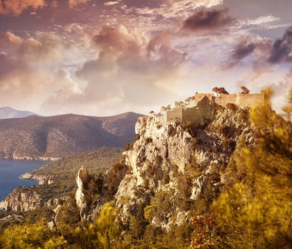 Castillo Monolithos al atardecer. Isla de Rodas, Grecia —  Fotos de Stock