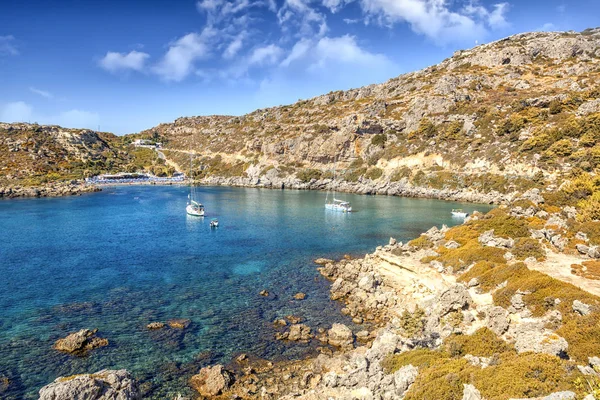 Hermoso paisaje marino, verdes colinas, agua turquesa y blanco —  Fotos de Stock