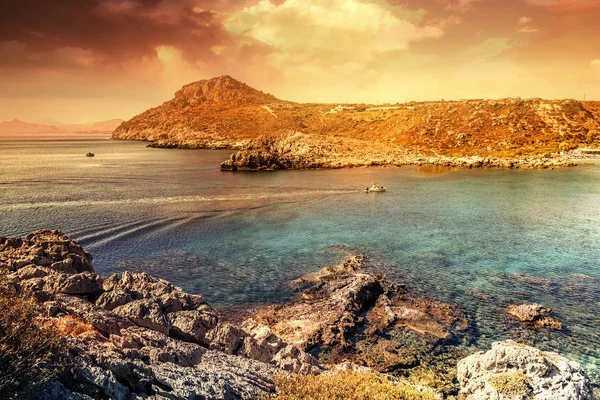 Salida del sol en la bahía de Anthony Quinn, Rodas, Grecia — Foto de Stock