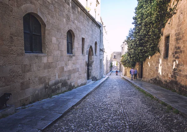 Straße in der Altstadt von Rhodos. Reisen und Tourismus in Griechenland — Stockfoto
