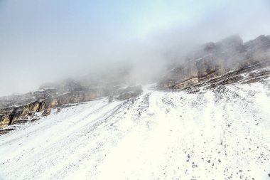 Kar fırtınası altında İtalyan Dolomites