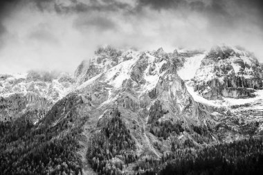 Güzel siyah ve beyaz manzara. İtalyan Dolomites