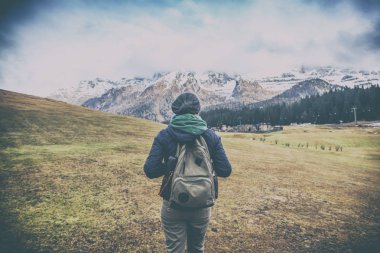 Genç kadın Gezgin Al arka plan üzerinde bir sırt çantası ile