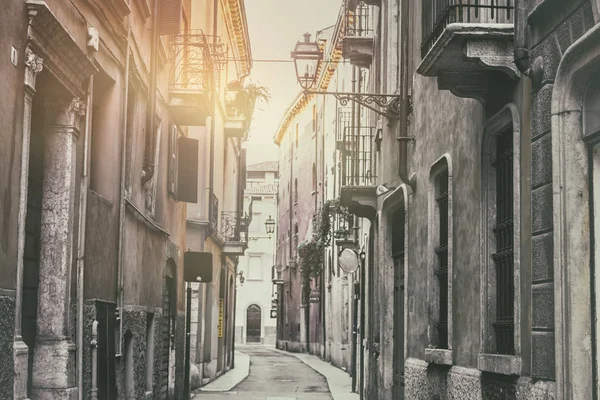 Ulica w Weronie. Włoskiej architektury. Podróż do Włoch. Obraz — Zdjęcie stockowe