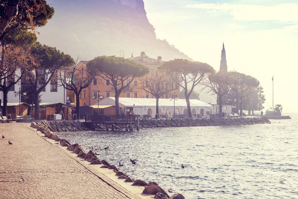 La petite ville italienne sur la rive du lac de Garde. Voyages et va — Photo