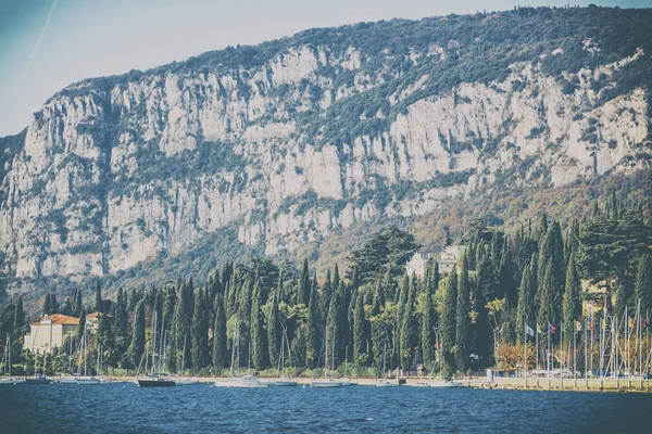 A small town on the shore of Lake Garda. Travelling in Europe, I — Stock Photo, Image