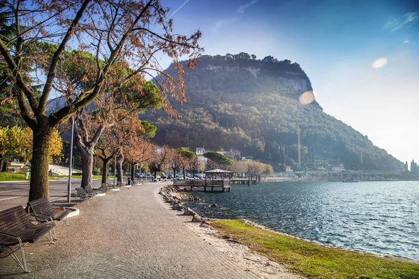 Eine kleine Stadt am Ufer des Gardasees. Reisen in Europa, ich — Stockfoto