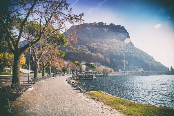 A small town on the shore of Lake Garda. Travelling in Europe, I — Stock Photo, Image