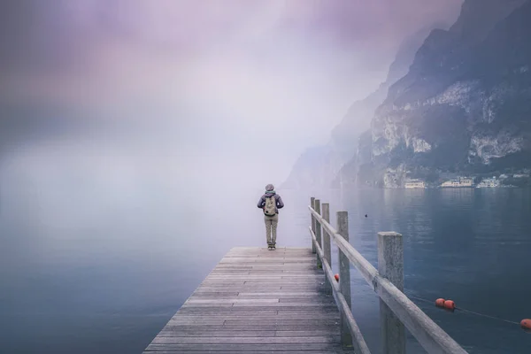 Garda Gölü, surrounde ahşap bir köprüde üzerinde bir sırt çantası ile kız — Stok fotoğraf