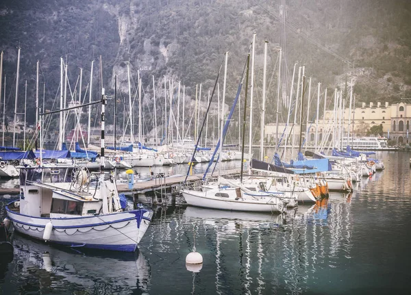 Barcos de pesca en los muelles en el lago de Garda. Viajes y vacaciones en — Foto de Stock