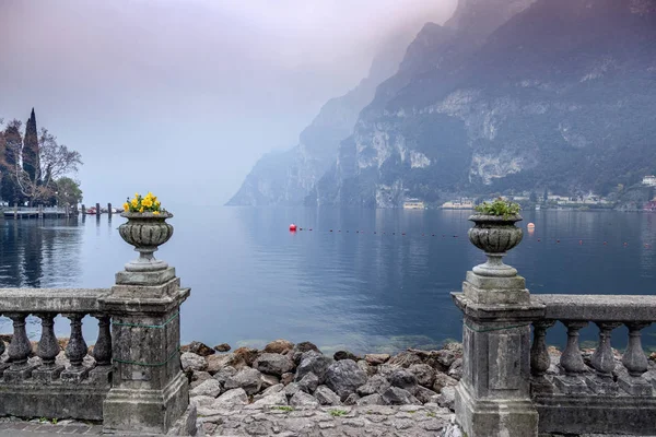 Lake Garda in Italy. Beautiful atmospheric landscape with mounta — Stock Photo, Image