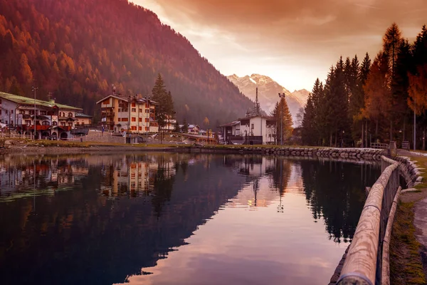 Coucher de soleil dans le village des montagnes alpines. Madonna di Campig — Photo