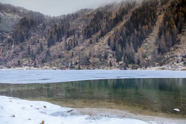 在意大利多洛米蒂山的冰的湖。美丽的冬天山 — 图库照片