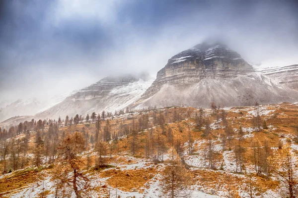 Prachtige landschap van de Italiaanse Dolomieten in de herfst — Stockfoto