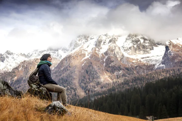 Young woman traveler sitting with a view of the Dolomites Alps i — Stock Photo, Image