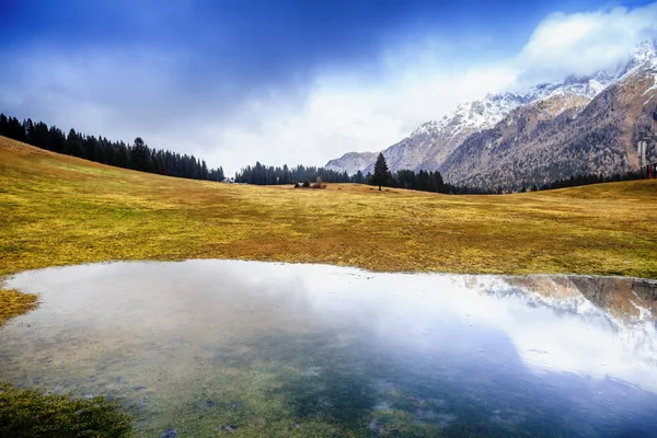 Piccolo lago nelle Dolomiti italiane. Bellissimo paesaggio montano — Foto Stock