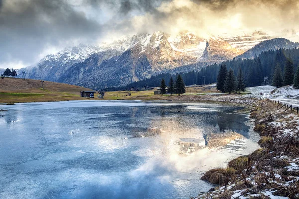 Wunderschöne Berglandschaft. Dolomitenberge, ein zugefrorener See — Stockfoto