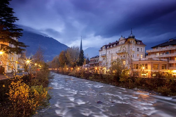 Merano, egy gyönyörű város a Dél-Tirol alpesi hegyek. — Stock Fotó