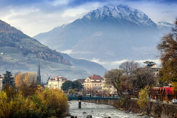 Merano, egy gyönyörű város a Dél-Tirol alpesi hegyek. — Stock Fotó