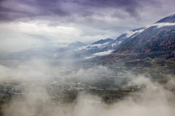 Prachtige berglandschap. Wolken in de Alpine-bergen — Stockfoto