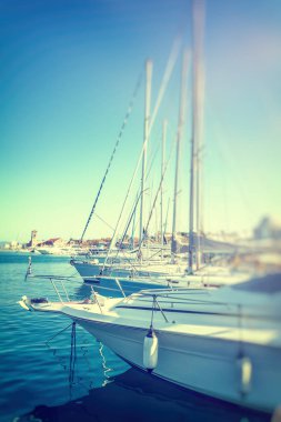 Yelkenli harbor, birçok güzel Yelkenli Yatlar deniz po demirleyen