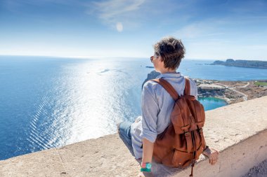 Oturan genç kadın Gezgin Deniz Manzaralı. Gree için seyahat