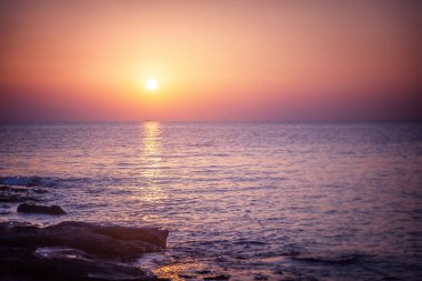 Beach alacakaranlık kırmızı renkle sırasında sahne