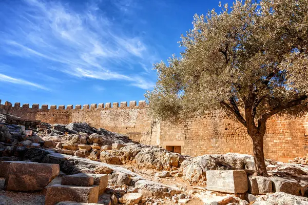 Ruinen eines antiken Tempels in den Lindos, Rhodos — Stockfoto