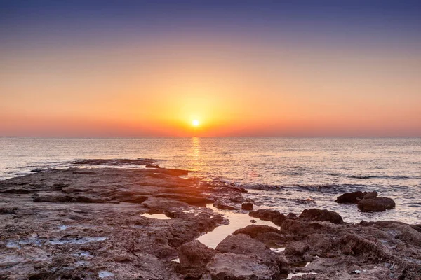 Beach alacakaranlık kırmızı renkle sırasında sahne — Stok fotoğraf