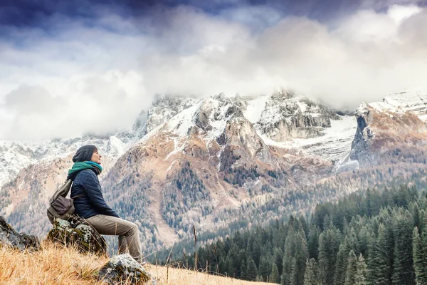 Young woman traveler sitting with a view of the Dolomites Alps i — Stock Photo, Image