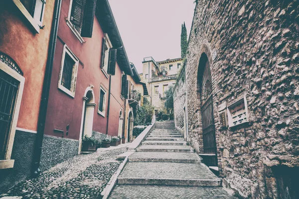 Schöne Aussicht auf bunte Fassaden alter Häuser auf der Straße in ve — Stockfoto