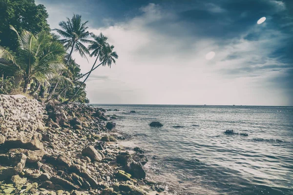 Hermoso paisaje tropical, imagen con tonificación retro. Tailandia — Foto de Stock