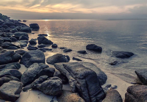 Een prachtige rotsachtige strand bij zonsondergang — Stockfoto