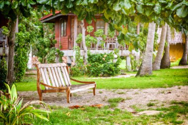 Güzel bir tropik bahçe ahşap Bank