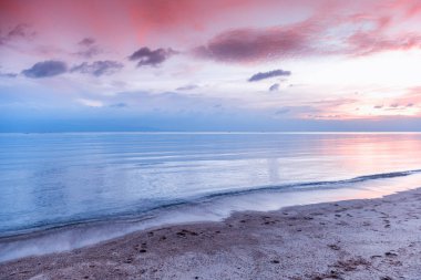 Belirsiz pembe günbatımı, tatil tropikal bir cennet, bir kavram fo