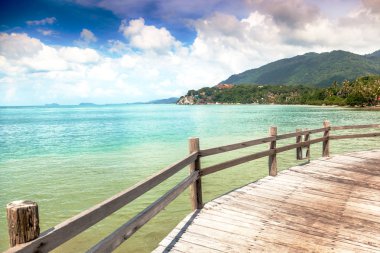Güzel tropik ada plaj s uzun ahşap köprü Pavyonu