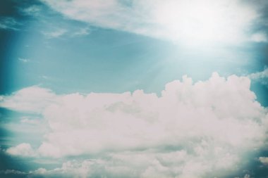 Retro filtre, soyut doğa adam ile mavi gökyüzü arka plan