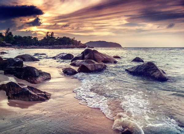 Güzel deniz manzarası. Dalgalar bir tropikal deniz kıyısında günbatımı — Stok fotoğraf