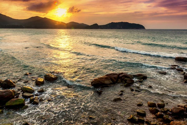 美しい海の景色。熱帯の海、波の海岸の夕日 — ストック写真