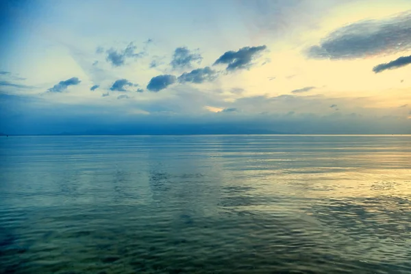Prachtige zonsondergang aan zee — Stockfoto