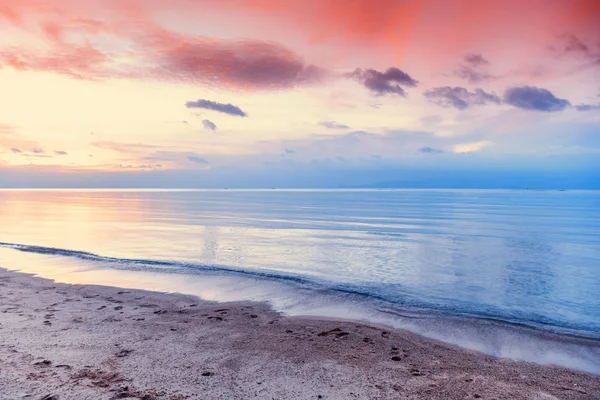 Vaag roze zonsondergang, vakantie in een tropisch paradijs, een concept fo — Stockfoto