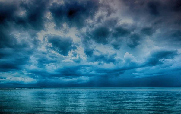 바다에 떠 있는 극적 인 폭풍우 — 스톡 사진