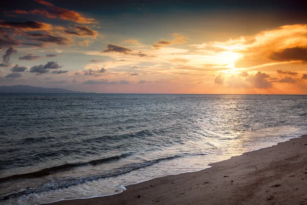 Prachtig zeegezicht. Zonsondergang op de oever van een tropische zee — Stockfoto