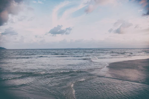 Drammatico cielo tempestoso sul mare — Foto Stock