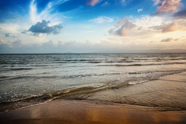 Prachtig zeegezicht. Zonsondergang op de oever van een tropische zee — Stockfoto