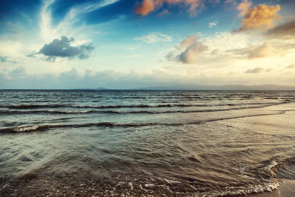 美丽的海景。在热带的海边日落 — 图库照片