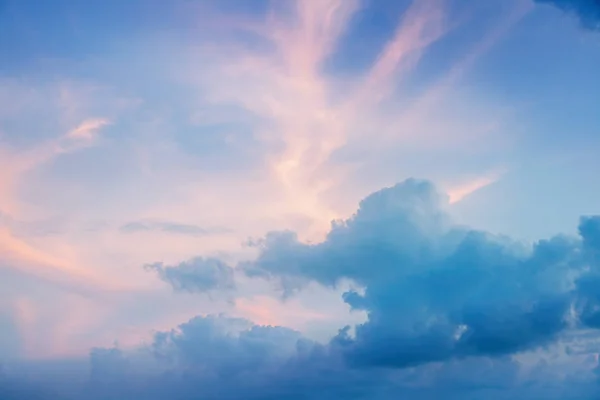 Cielo rosa e blu tramonto, colore pastello — Foto Stock